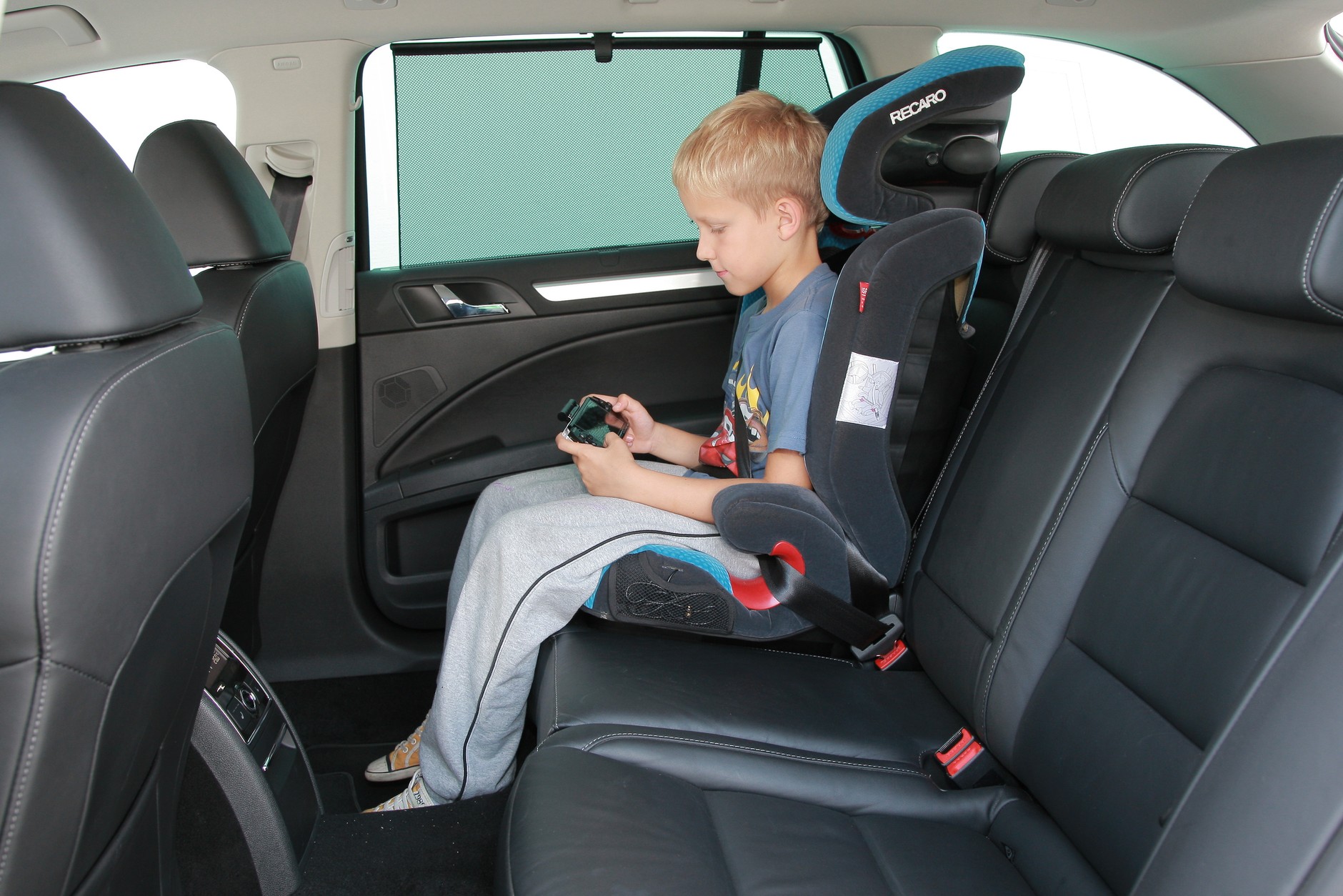 W przypadku przewożenia w aucie dzieci, wymagany jest fotelik lub inne urządzenie przytrzymujące. 