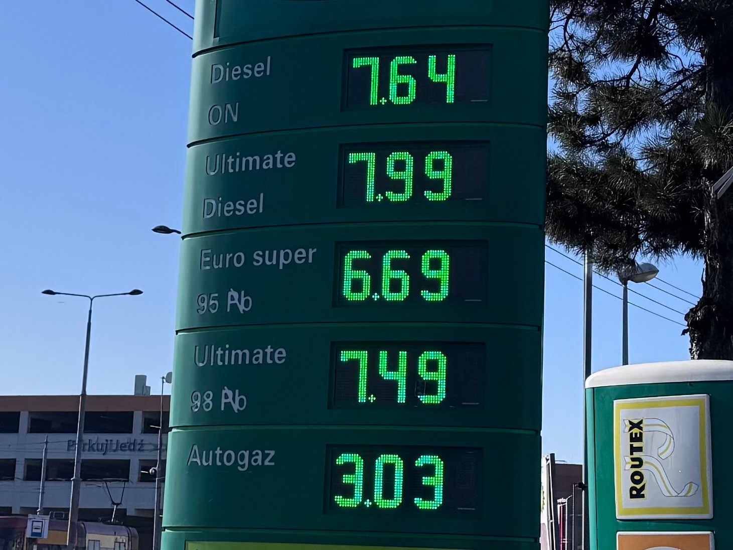 Ceny paliwa niewątpliwie rosną w błyskawicznym tempie. Nie ma jednak powodu, by tankować na zapas