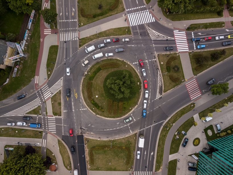 Rondo, na którym pasy krzyżują się w pobliżu wyspy