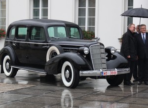 Prezydent Komorowski w Cadillacu Piłsudskiego