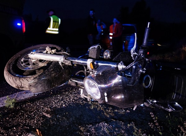 Przewrócił się na motocyklu. Zarówno kierowca, jak i maszyna nie powinni znaleźć się na drodze