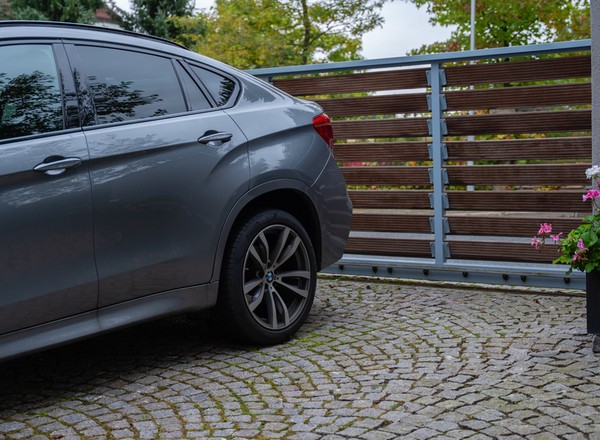 Zaparkował przed garażem, auto skradziono. Ubezpieczyciel mocno obniżył odszkodowanie