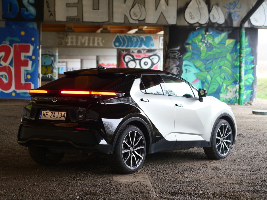 Toyota C-HR GR Sport 2.0 Hybrid DynamicForce 197 KM AWD-ie-CVT