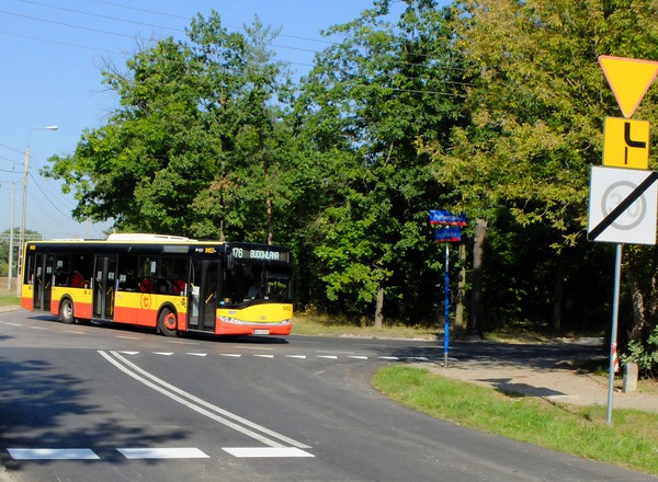 Droga z pierwszeństwem skręca, a podporządkowana prowadzi na wprost. Co z kierunkowskazem?