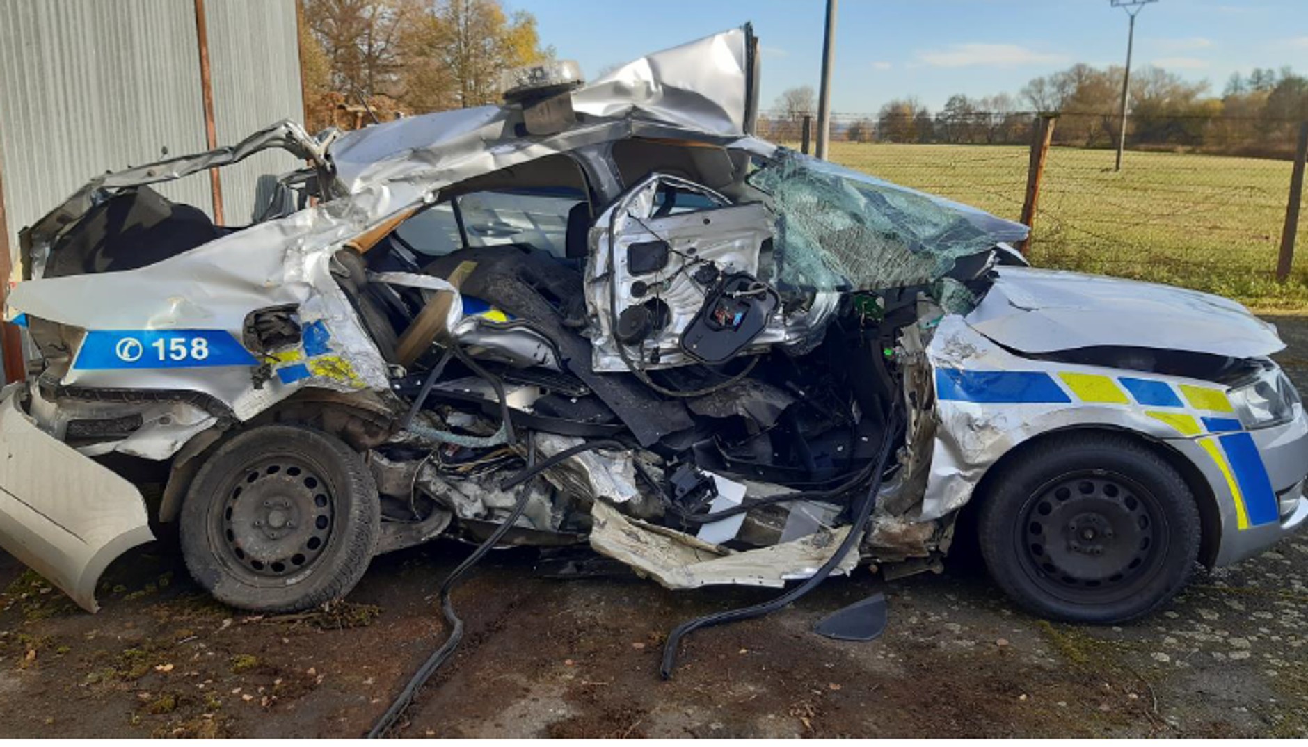 Skutki pościgu za skradzioną ciężarówką: radiowóz użyty do zablokowania drogi