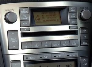 Czy się korzysta, czy nie, trzeba płacić. Kogo omija obowiązek płacenia daniny za radio w aucie?