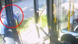 Kierowca autobusu nie zawahał się. Zatrzymał pojazd i wybiegł na drogę