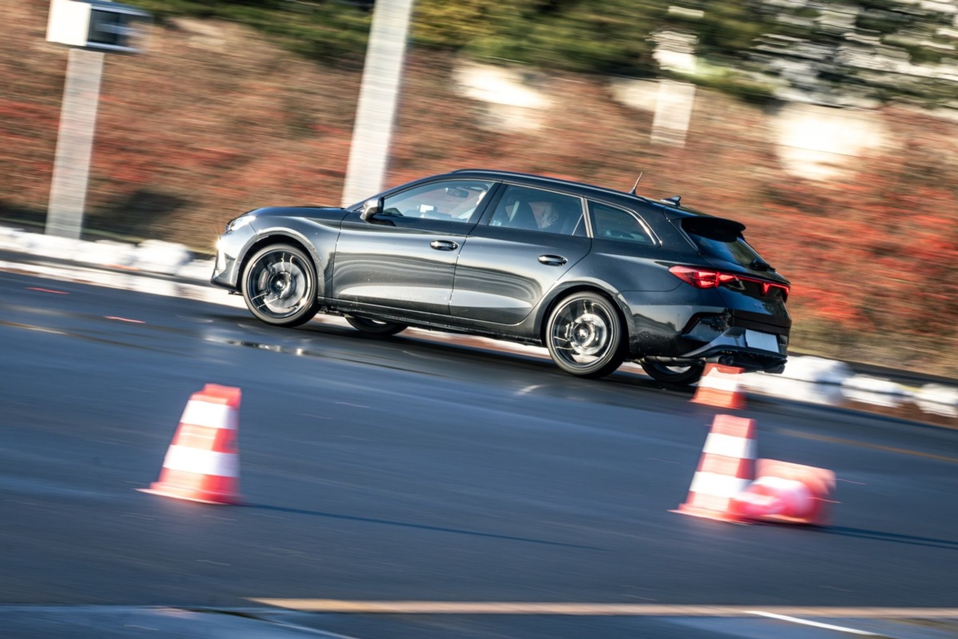 Cupry Leon VZ Sportstourer nieoznakowanymi radiowozami policji