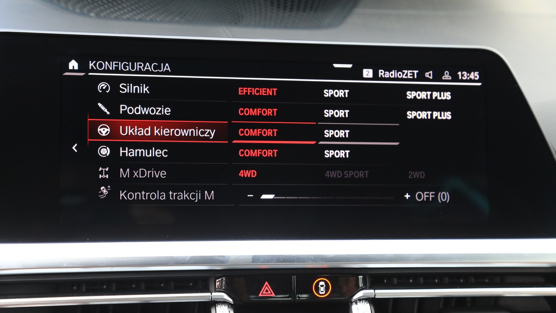 Nawet podczas codziennej jazdy silnik, układ kierowniczy, hamulec i xDrive przyjemniej pracują w trybie Sport – świetnie, że jest tak duża rozpiętość ustawień.