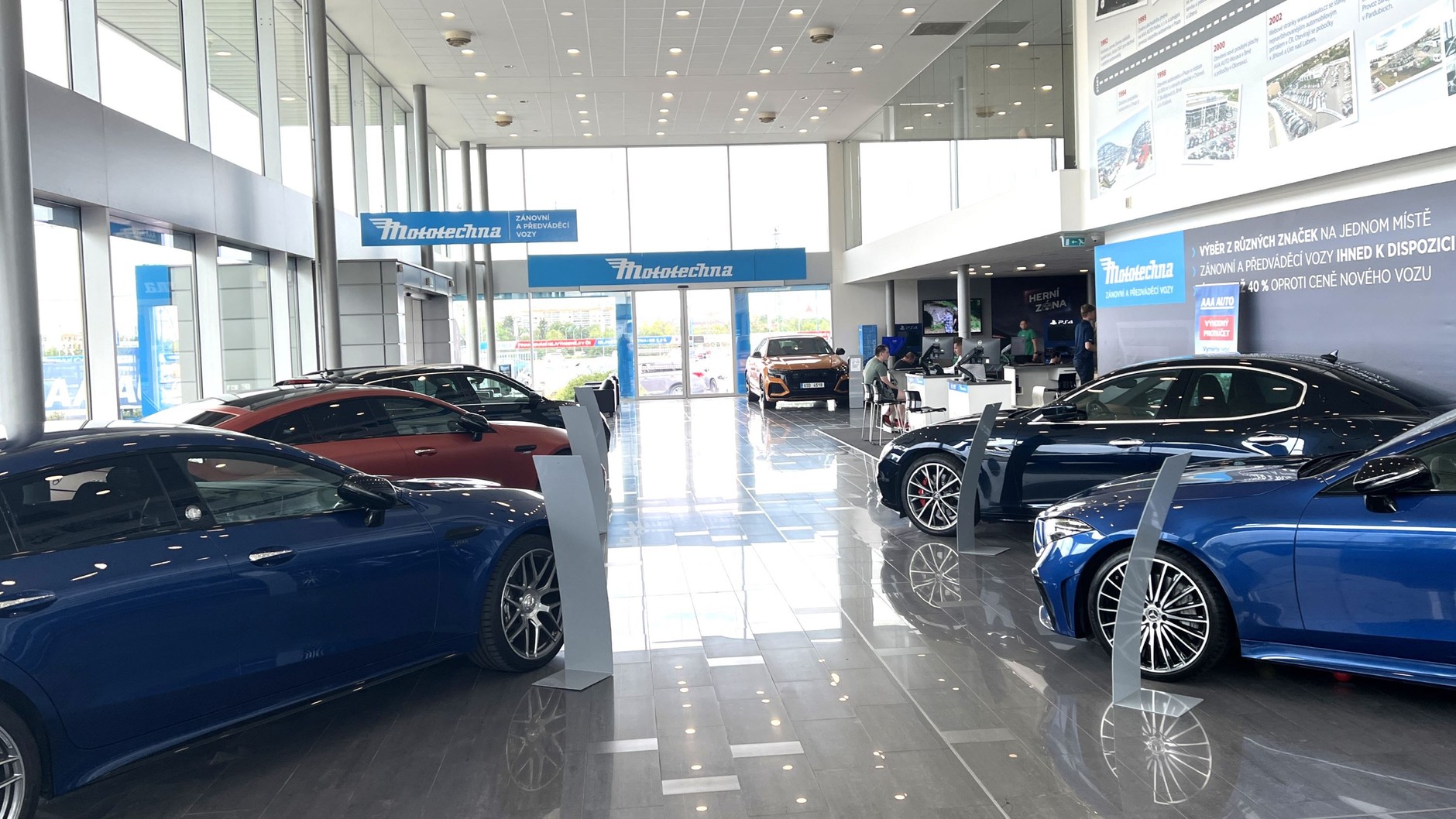 Salon sprzedaży samochodów używanych AAA Auto w czeskiej Pradze w dzielnicy Dolni Chabry