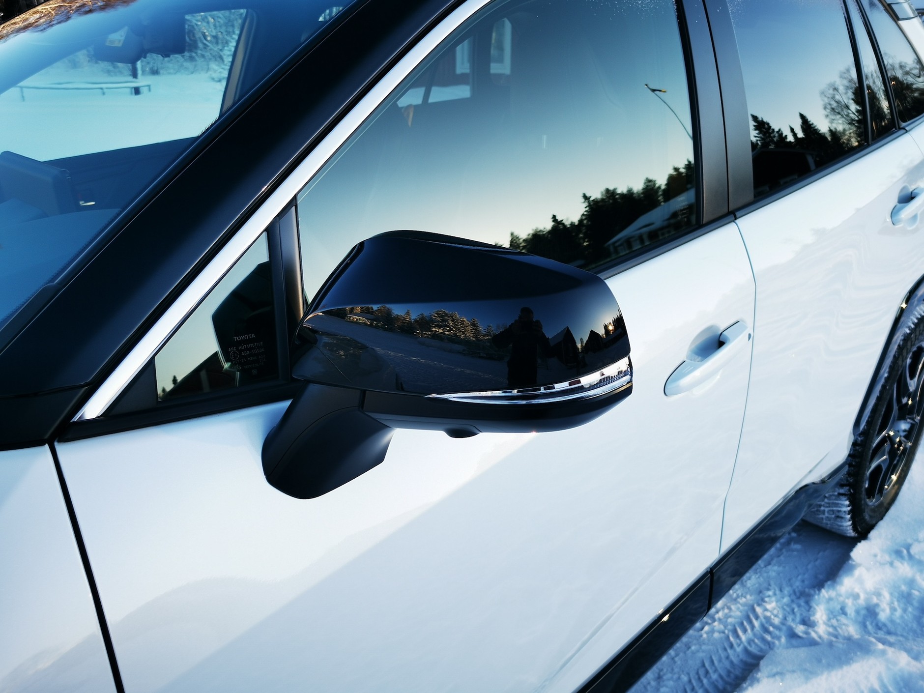 Toyota RAV4 Hybrid GR Sport 2023: czarne lusterka – cecha charakterystyczna tej wersji