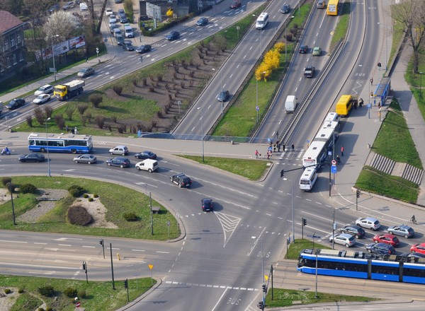 Kraków chce walczyć z nielegalnymi wyścigami na ulicach. Zapowiedziano radykalne rozwiązanie