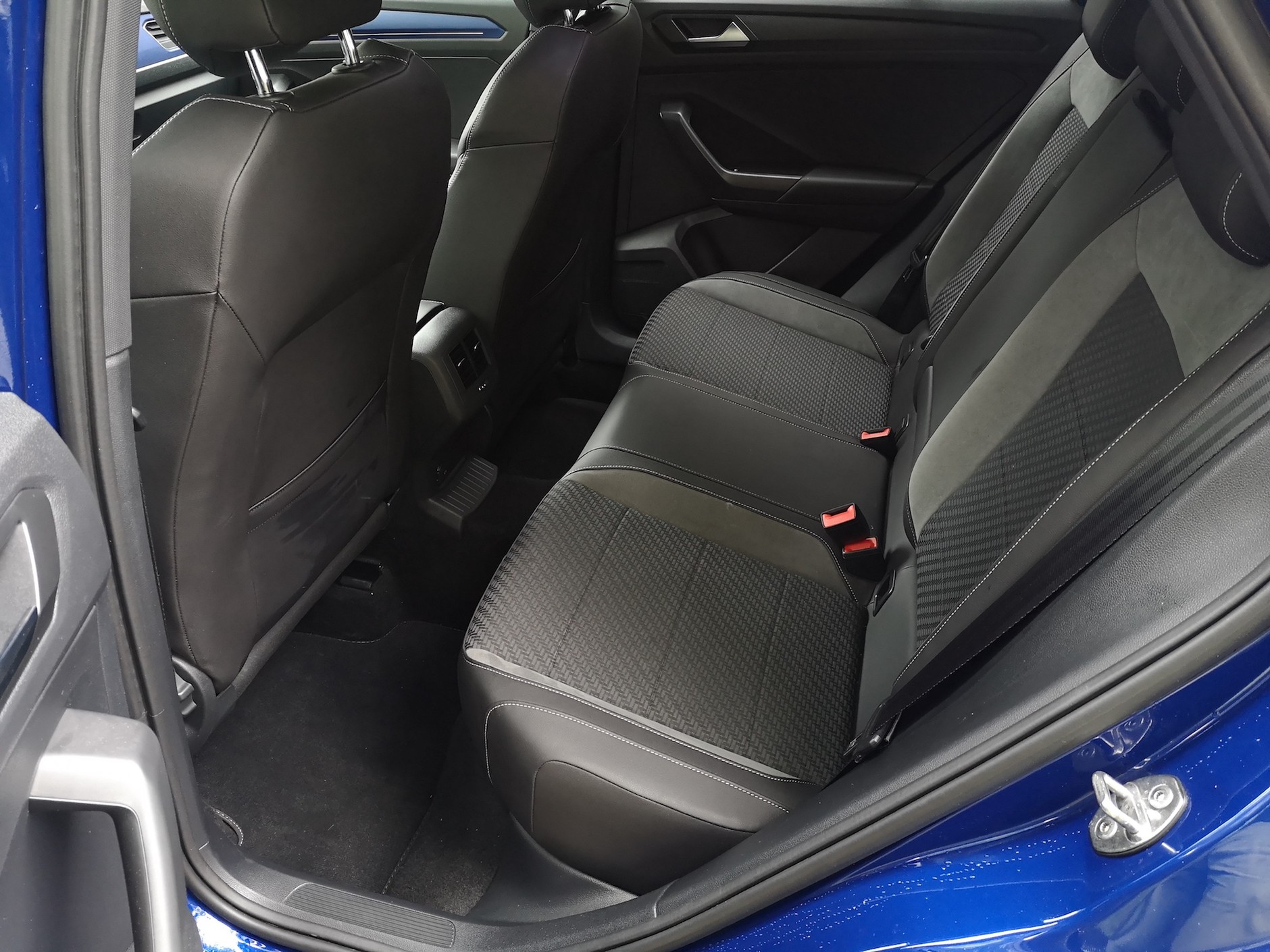 Volkswagen T-Roc R: z tyłu miejsca nieprzesadnie dużo, jest raczej przytulnie