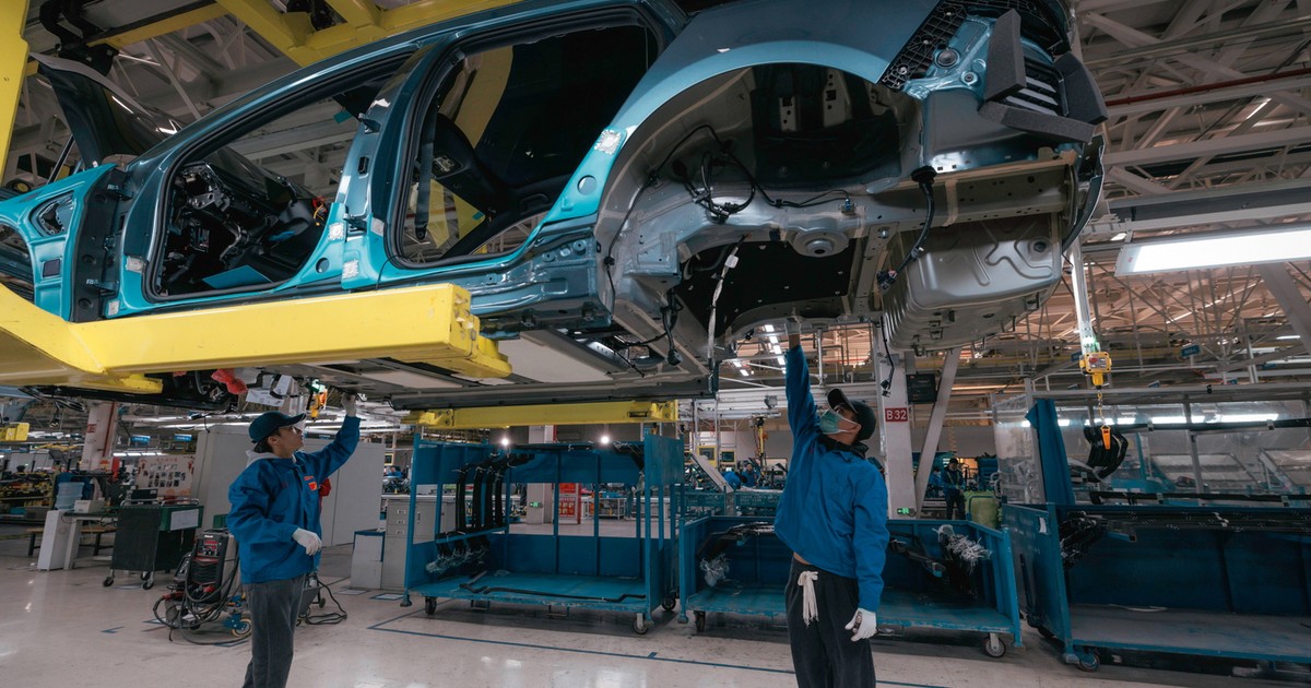 Pracownicy fabryki samochodów elektrycznych BYD w Changzhou w prowincji Jiangsu (zdj. ilustracyjne)