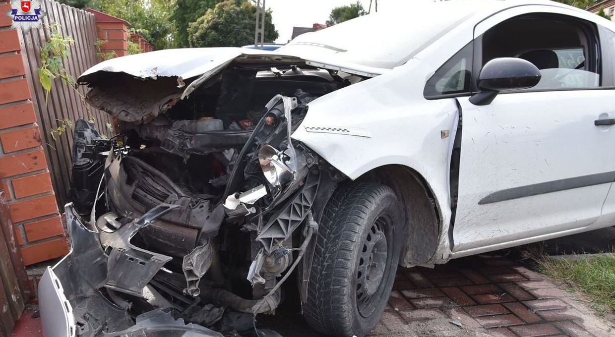 Musiał odbić, żeby nie trafić rowerzystki. Uderzył w inne auto i płot. Czy kobieta miała OC?