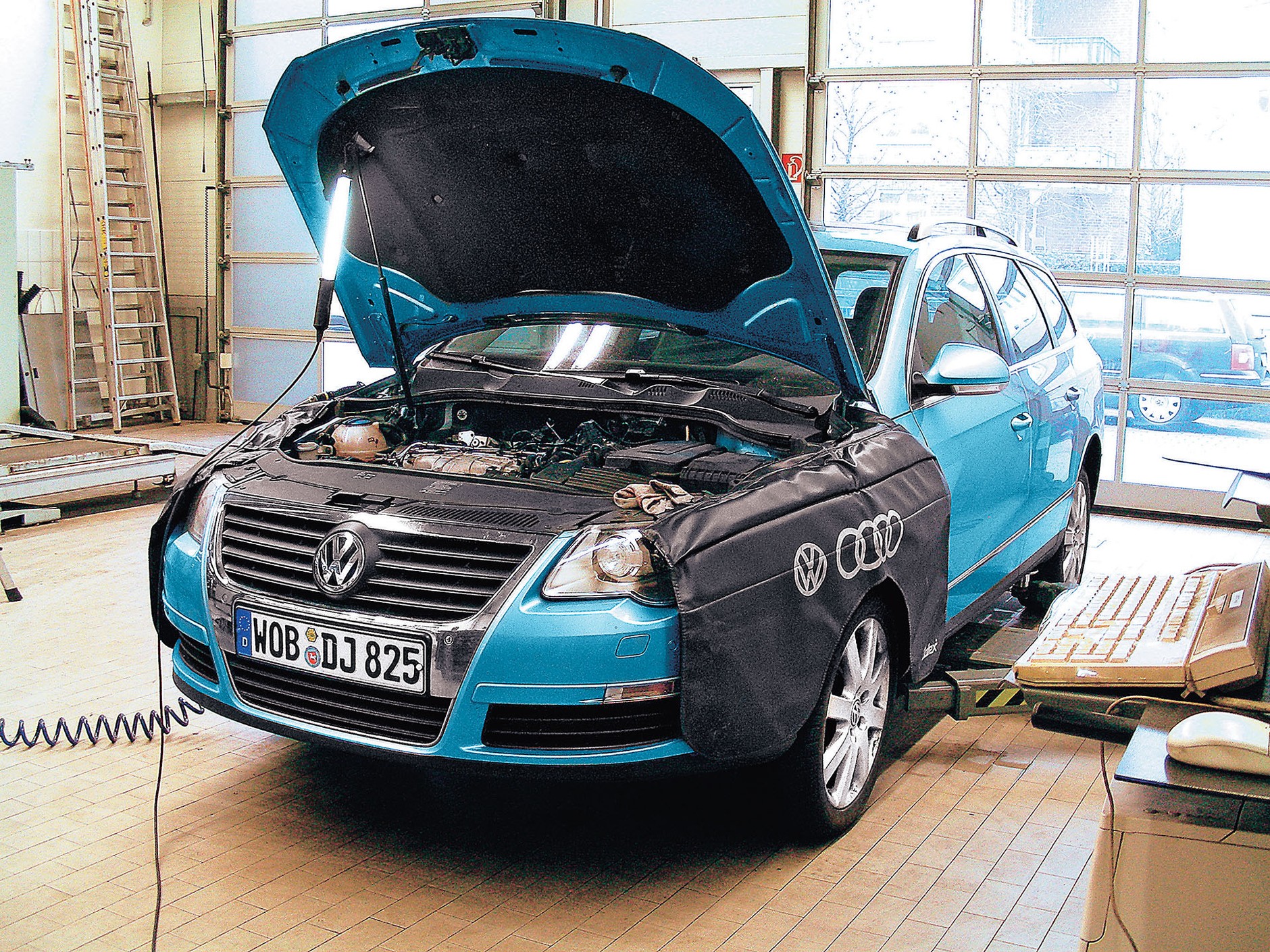 Diesel nie lubi sportowej jazdy – szarpania, wysokich obrotów, gazu wciskanego do oporu, zwłaszcza gdy jest nierozgrzany. Żeby uniknąć usterek mechanicznych, wystarczy jeździć rozsądnie – i tak, wykorzystując osiągi diesla maksymalnie w 75 proc., mamy do dyspozycji osiągi wyższe od tych, które zapewnia porównywalnej wielkości silnik benzynowy. Należy też unikać jazdy na krótkich dystansach – jeśli pokonujecie autem krótkie trasy, rzędu kilku km, lepiej wybrać inny napęd. Na mrozie diesla rozgrzewamy podczas jazdy, a nie na parkingu przed domem.