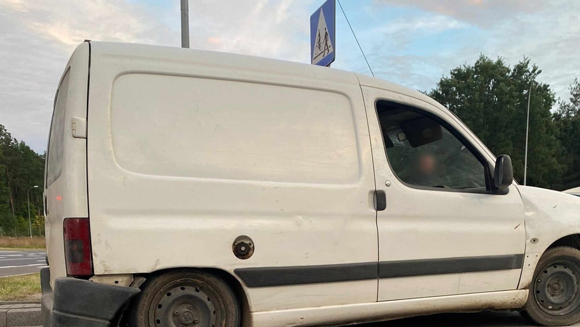 Policjanci myśleli, że kierowca jest pijany, a problemy z opanowaniem auta wynikały z fatalnego stanu technicznego pojazdu