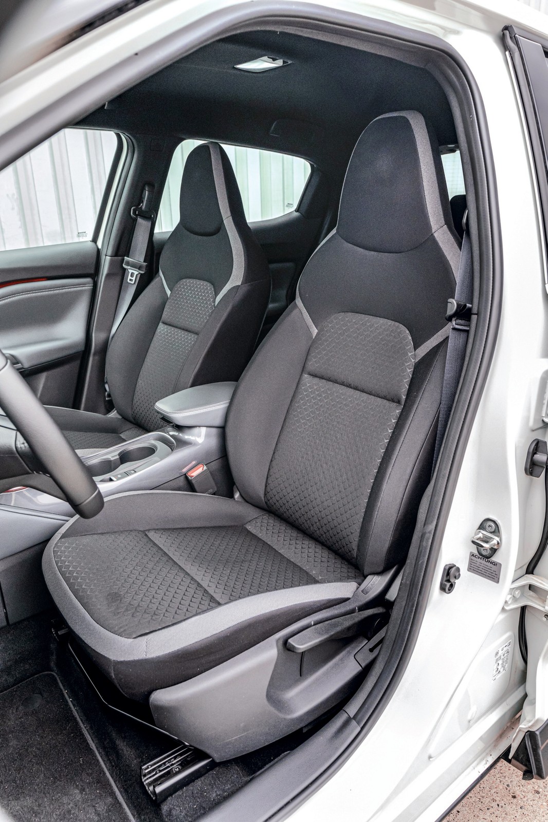 Nissan Juke 1.0 DIG-T - fotel kierowcy