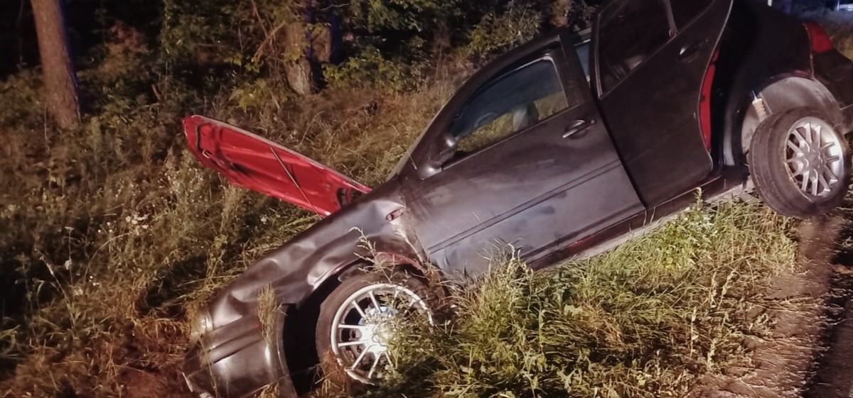 Kierowca Golfa miał sądowy zakaz. "Wylądował" w rowie