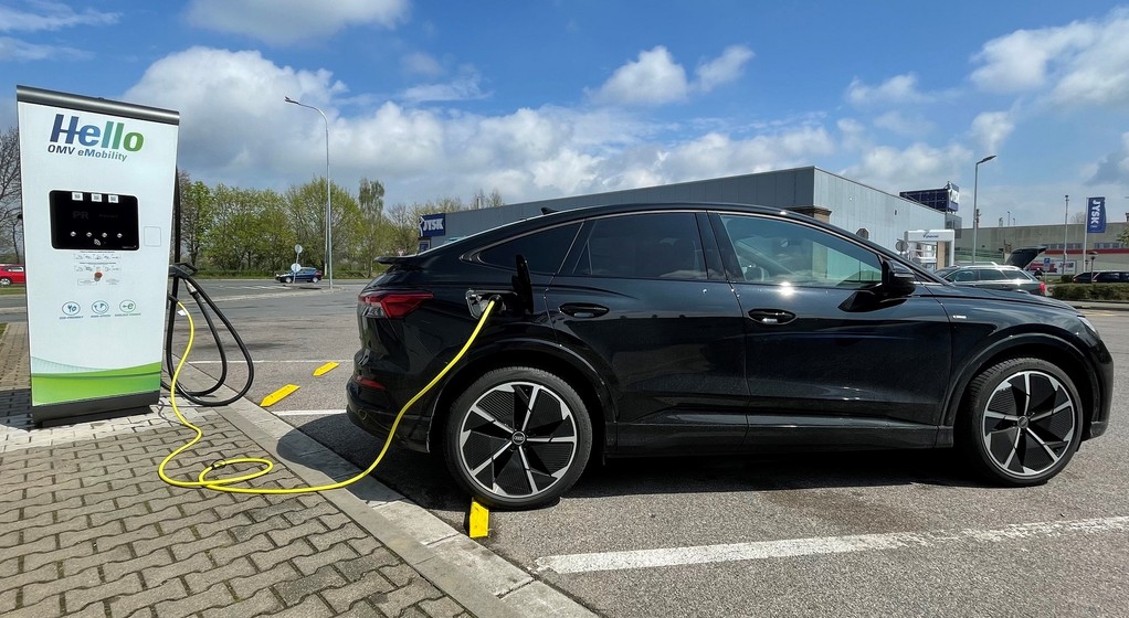 Testujemy koszty ładowania na trasie z Audi Q4 e-tron Sportback