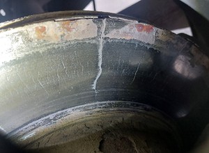 Diagnosta może mieć problemy. Osiem dni od badania technicznego popękały tarcze. Dwie!