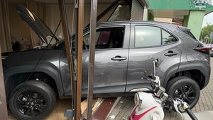 73-latek wjechał autem do salonu kosmetycznego w Żorach. Przez witrynę
