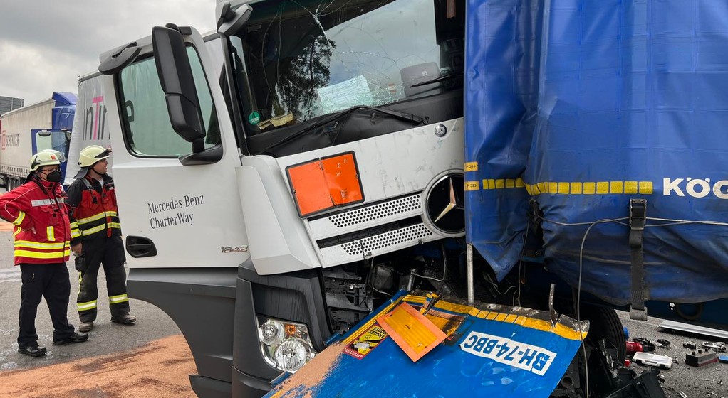 Na niemieckiej autostradzie A3 zderzyło się sześć ciężarówek