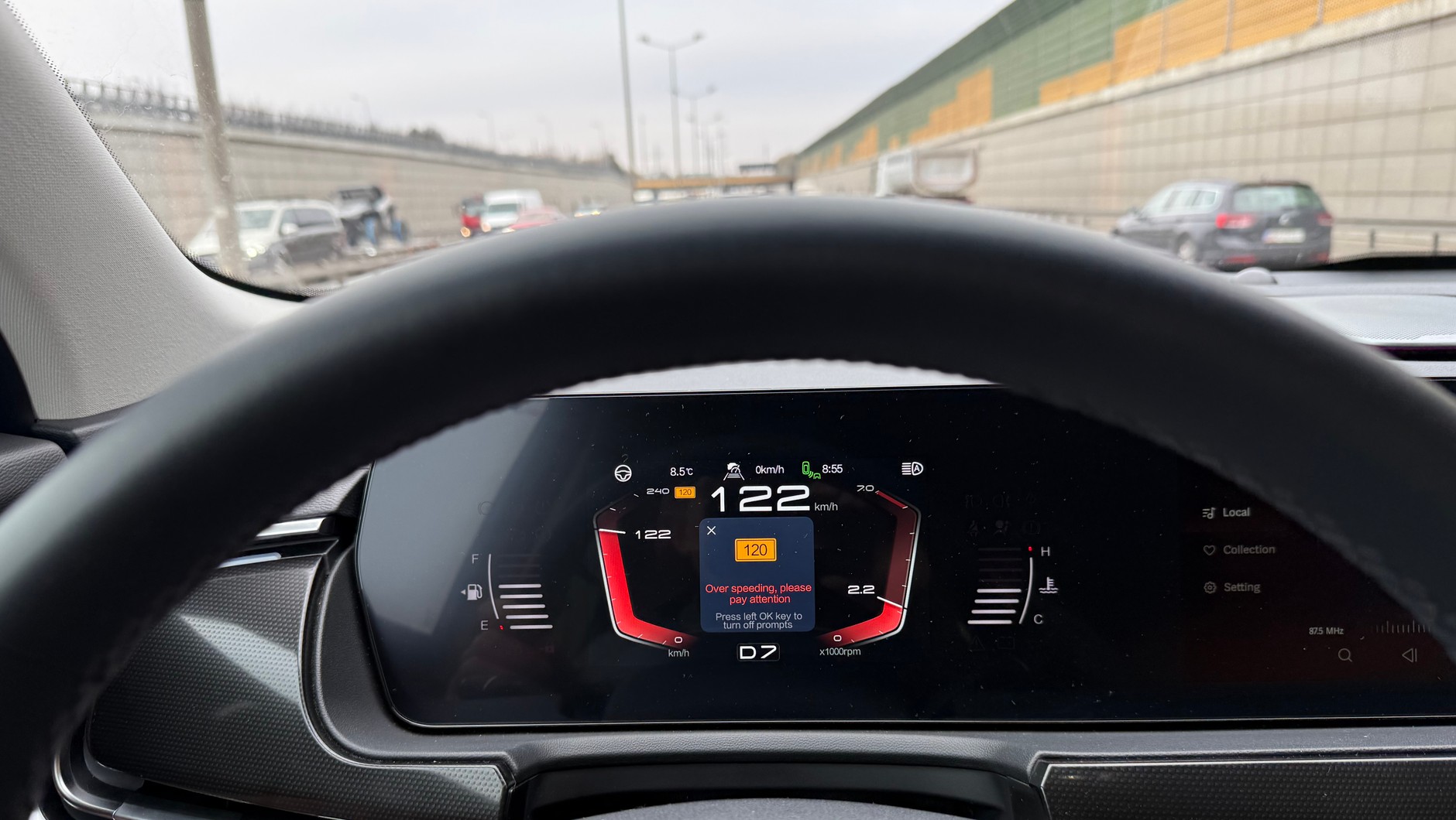 W tym aucie system ostrzegający o przekroczeniu prędkości działa tylko na autostradzie i drodze ekspresowej. Ale za to robi to wyraźnie i głośno – w Chinach za coś takiego można mieć duże kłopoty. Błędy w angielskim tłumaczeniu? Eee tam, drobiazg 