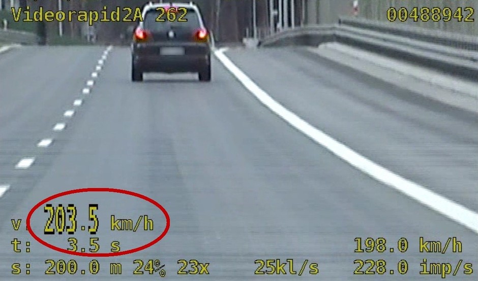 Kadr z policyjnego wideorejestratora (kwiecień 2025 r., trasa S5 w województwie kujawsko-pomorskim)