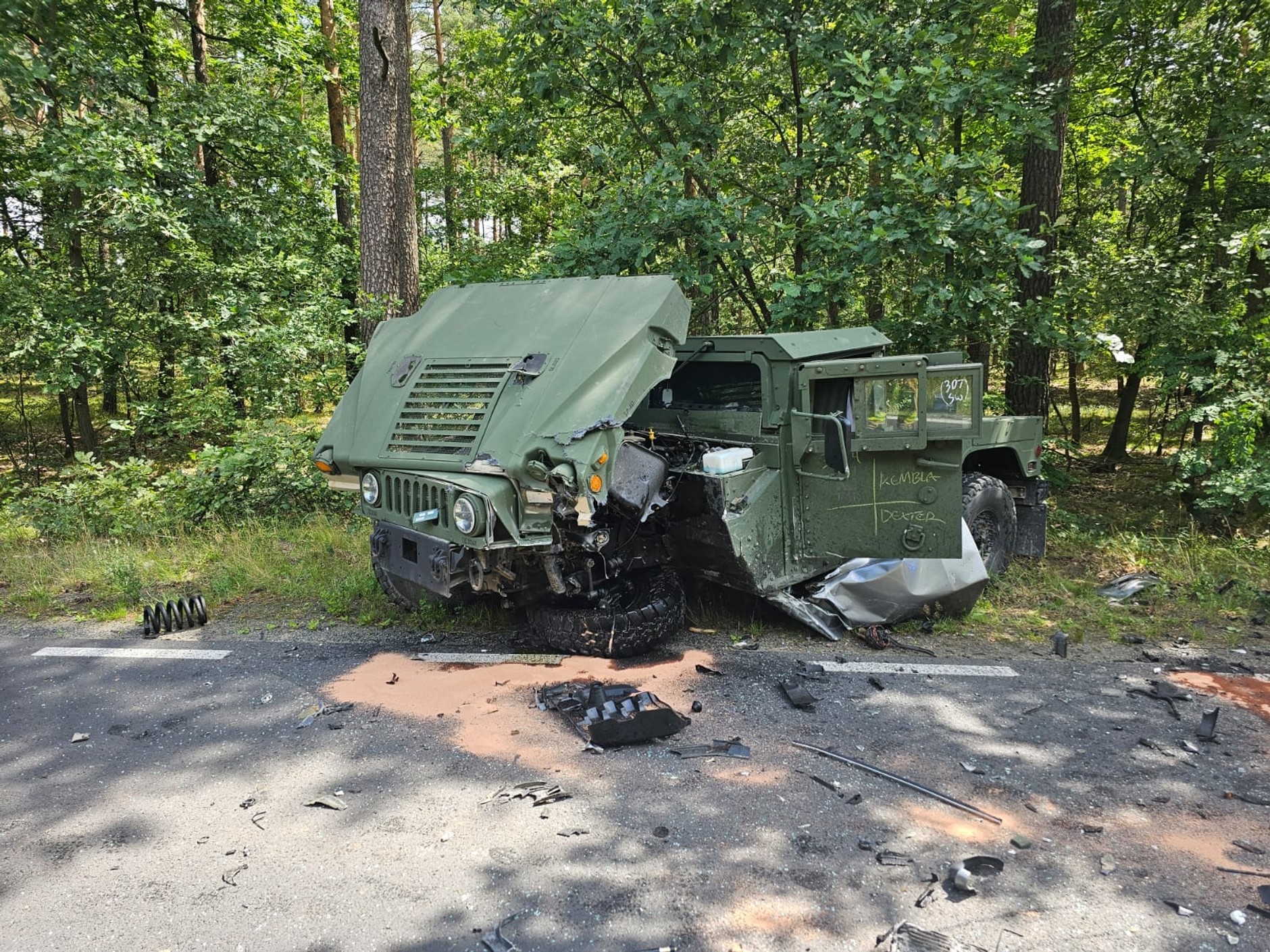 Nietypowy wypadek w Świętoszowie: Passat zderzył się z Hummerem wojska USA