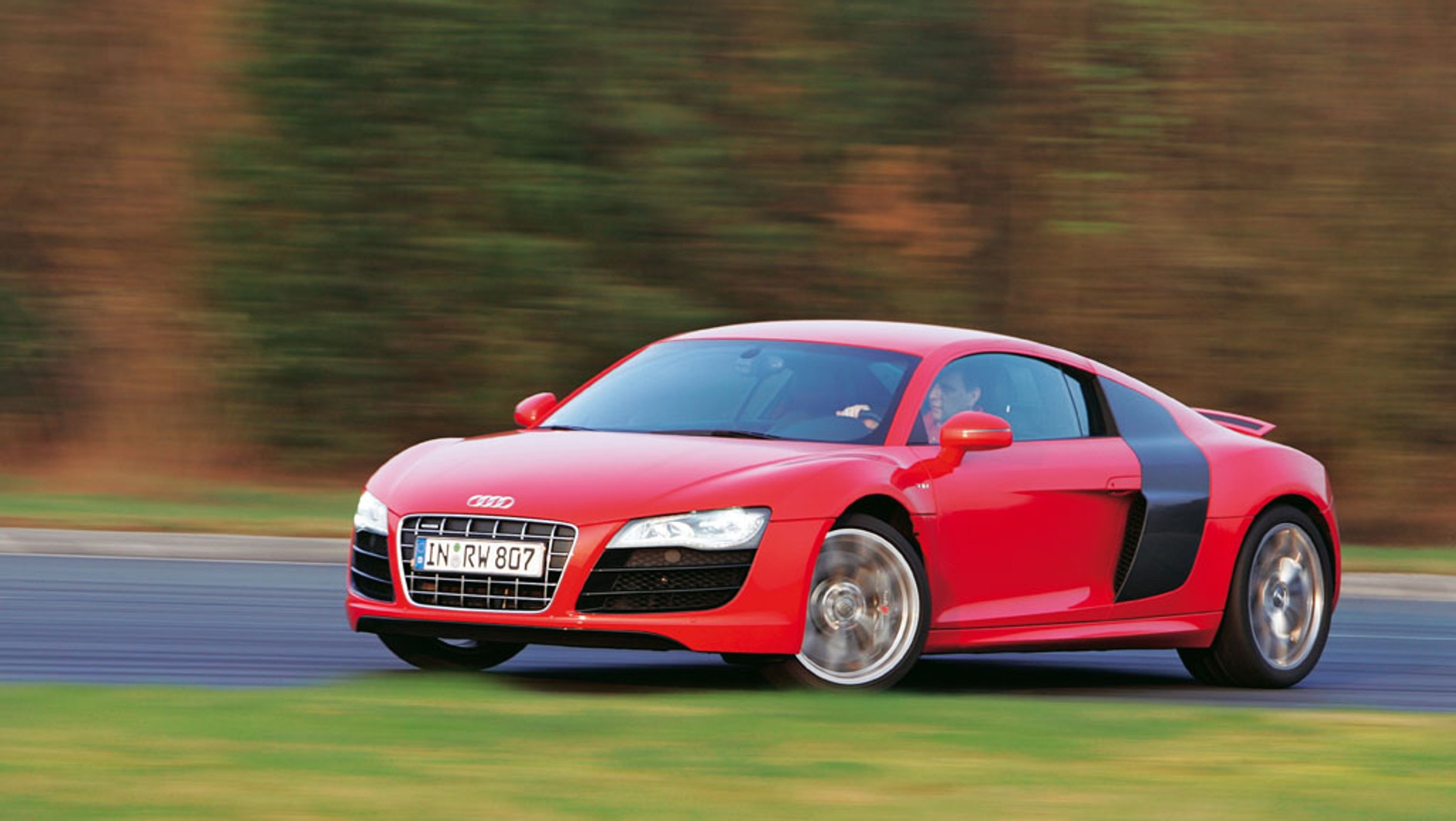 Audi R8 wciąż wygląda świetnie, a jeździ jeszcze lepiej.