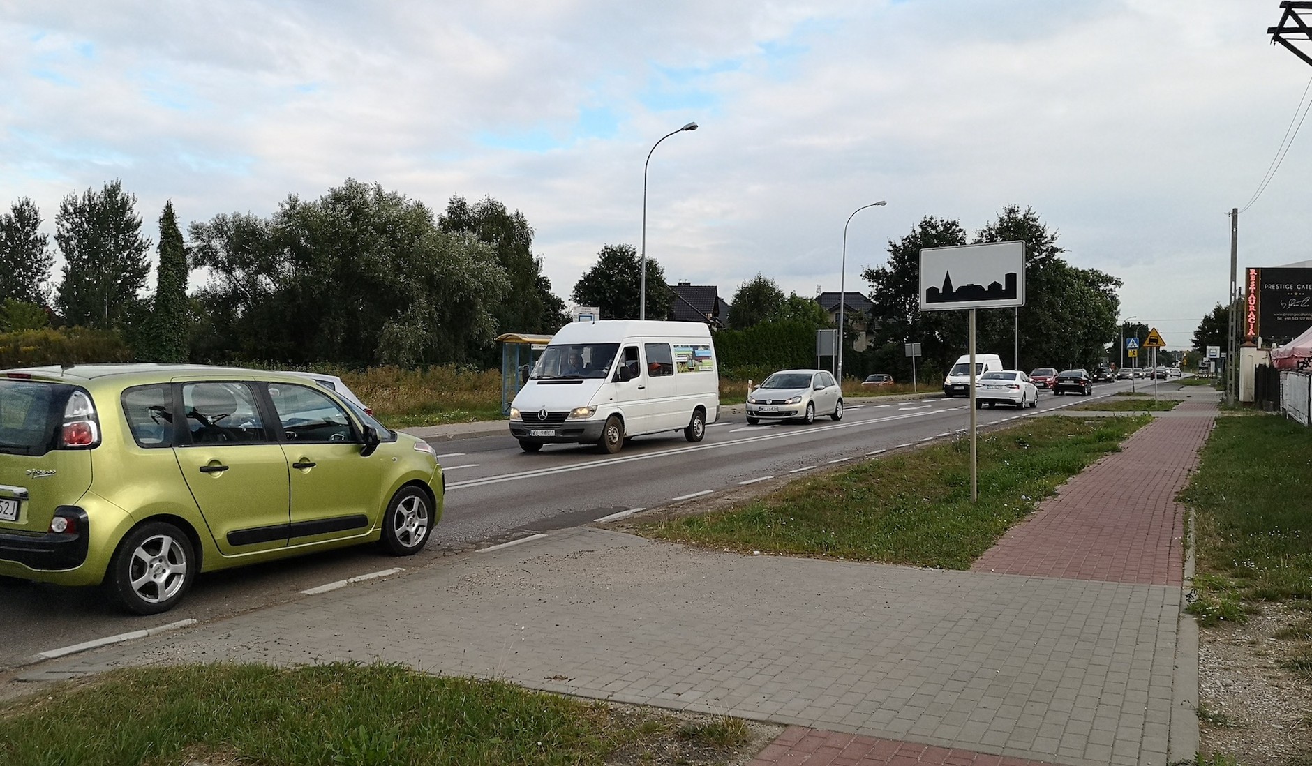 Początek obszaru zabudowanego po jednej stronie i „brak końca” po drugiej? Tak ma być – bo obszar zabudowany w tym miejscu ani się nie kończy, ani nie zaczyna