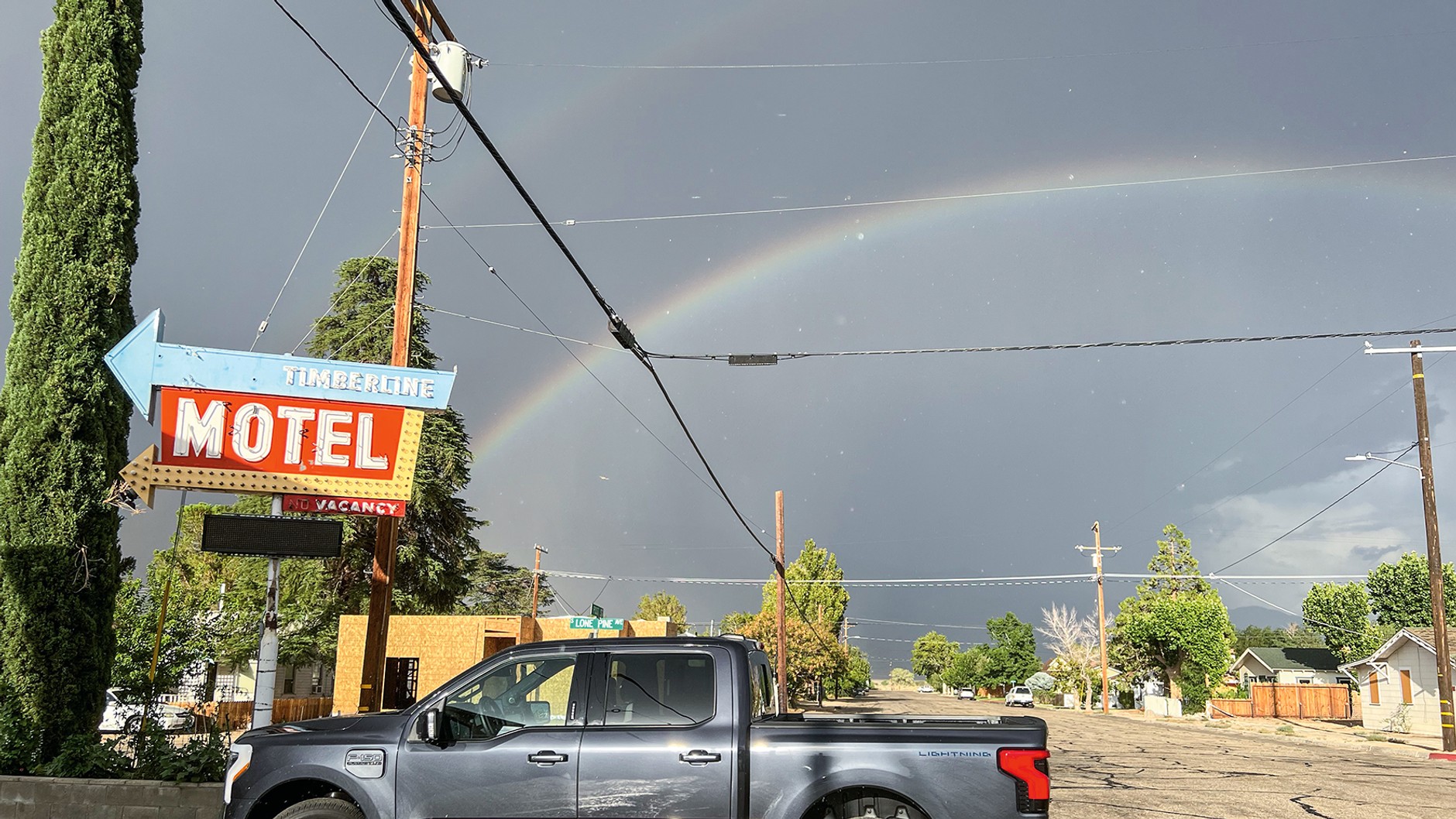 Ford F-150 Lightning. Najpierw Lightning (błyskawica), potem tęcza: przystanek w westernowym miasteczku Lone Pine
