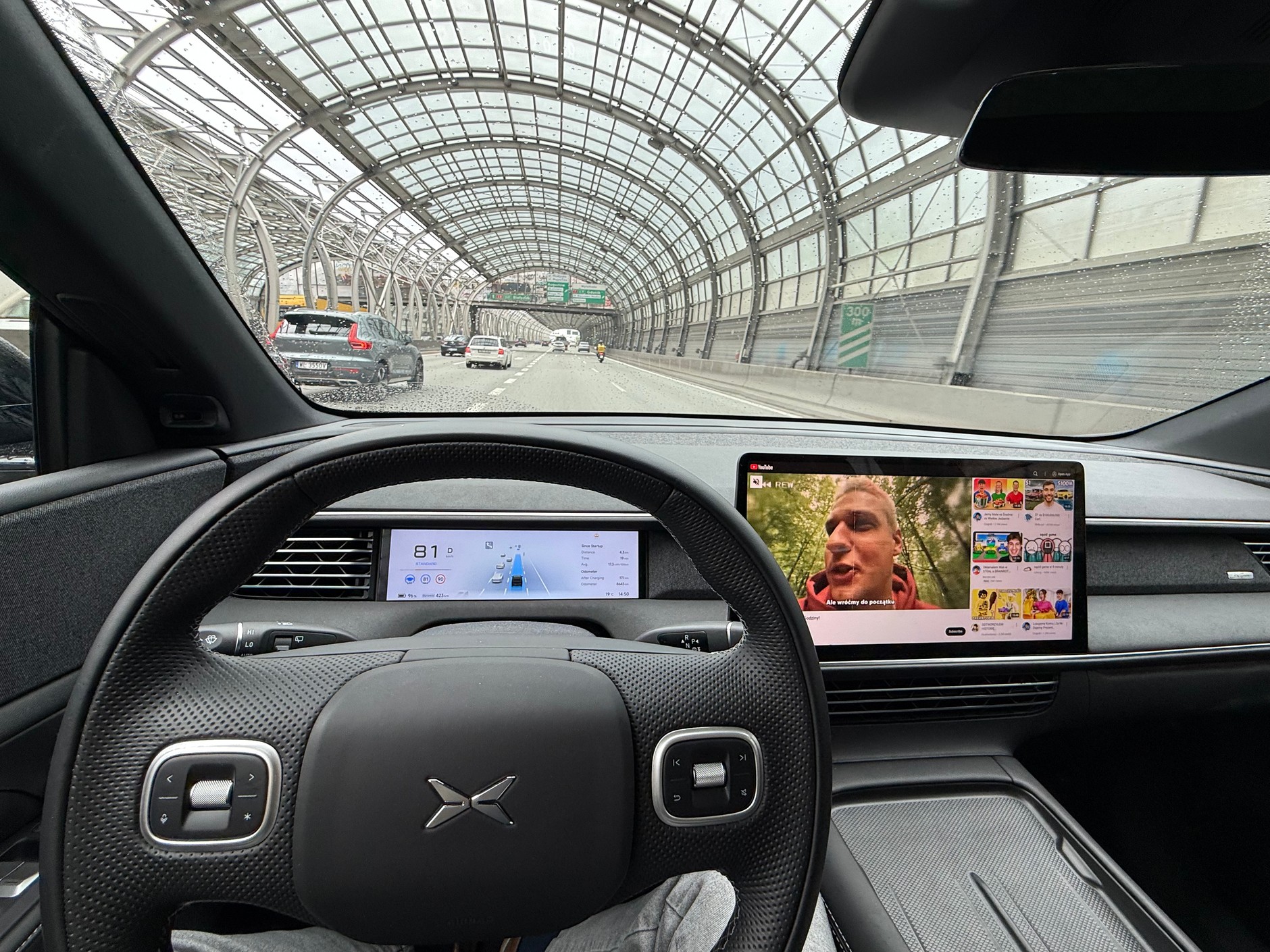 W XPengu G6 można oglądać filmiki podczas jazdy