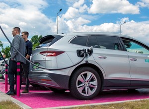 Producenci gotowi na zakaz sprzedaży aut spalinowych od 2035 r., infrastruktura nie