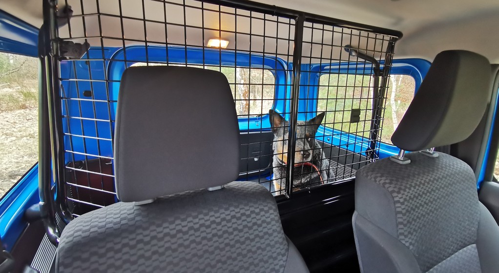 Suzuki Jimny- krata oddzielająca przedział pasażerski od agażowego