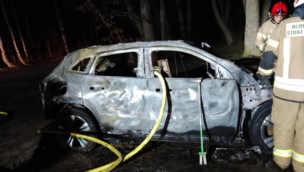 Spłonął elektryczny Mercedes. Akcja gaszenia trwała prawie dobę