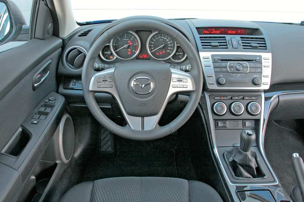 Wzorowa pozycja za kierownicą dla wysokich. Na wskaźnikach potrafi się świecić kontrolka airbagów