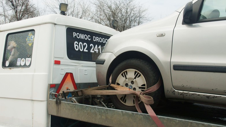 Pomoc drogowa, holowanie pojazdów, laweta, zepsuty samochód, auto na lawecie