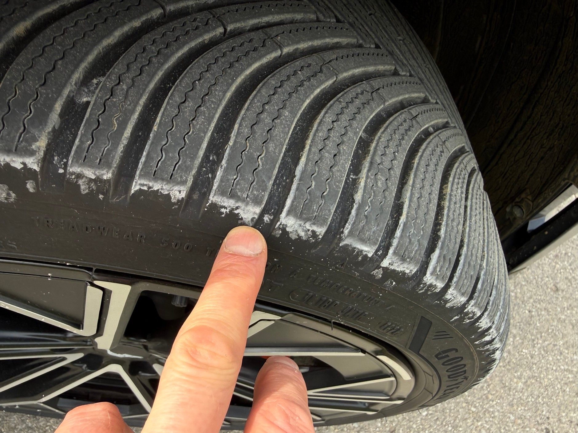 Goodyear Vector All Season 4 ma dużą powierzchnię styku z nawierzchnią