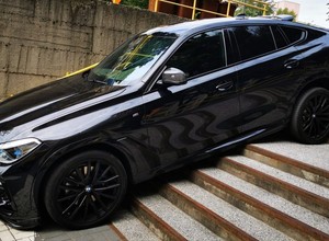 BMW X6 kontra schody. Jak myślicie, kto wygrał?