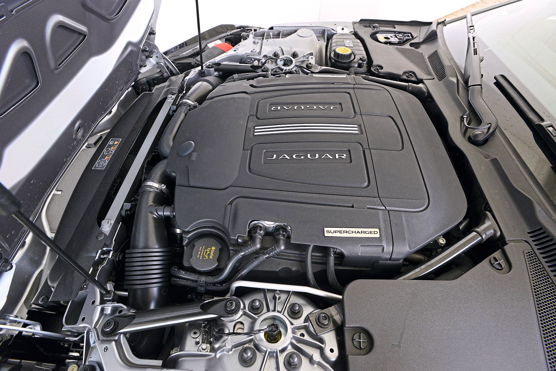 Jaguar ma doładowane V8 pod maską. 