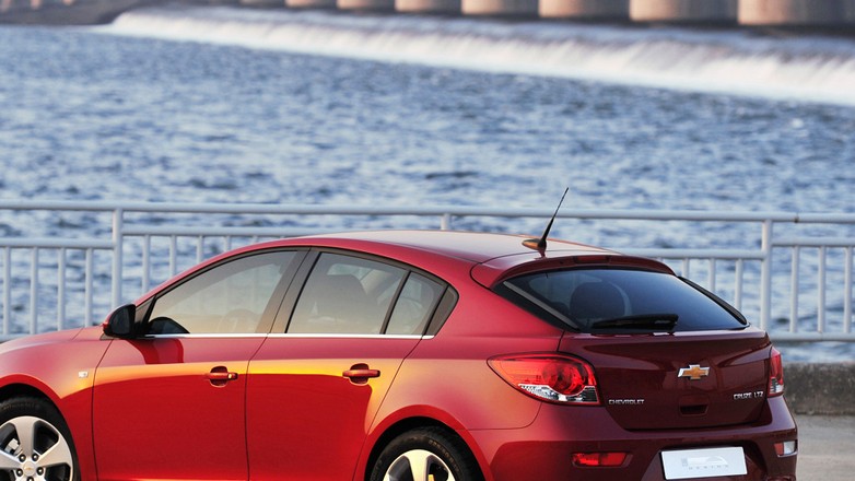 Produkcyjny Chevrolet Cruze hatchback na zdjęciach