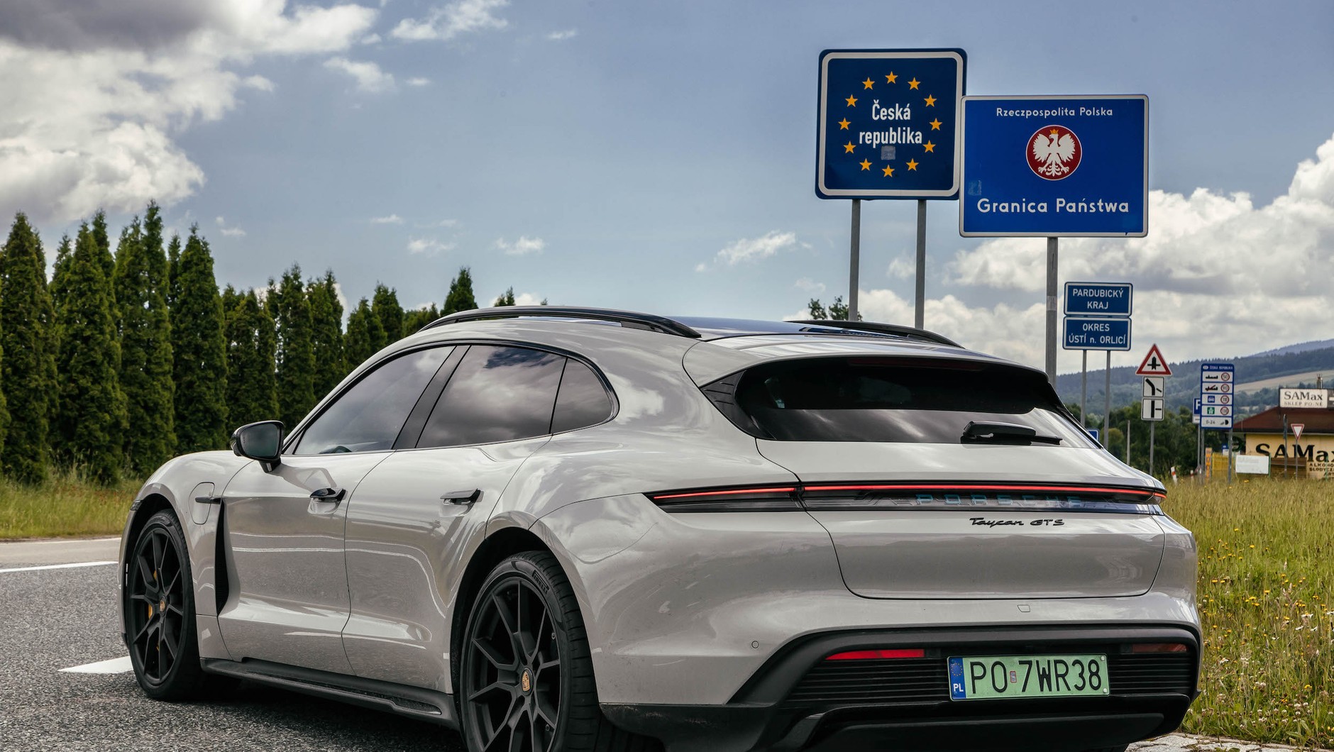 Porsche Taycan na granicy polsko-czeskiej.