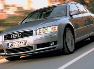 Co psuje się w 20-letnim Audi A8? Może lepiej wybrać... Skodę Superb?