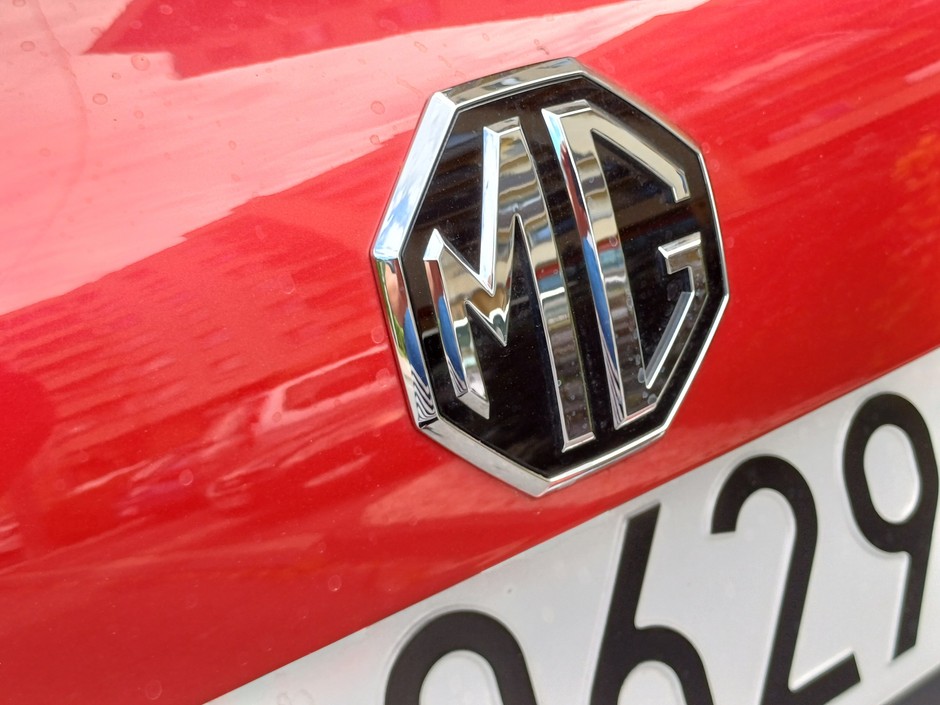 MG HS