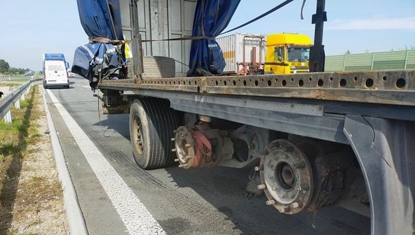Jazda z naczepą bez koł i hamulców? Polak potrafi