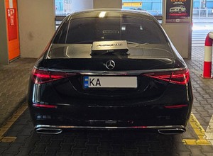 Przy lotnisku w Warszawie stał czarny Mercedes na ukraińskich tablicach ze skrzynką na klapie. Co to jest?