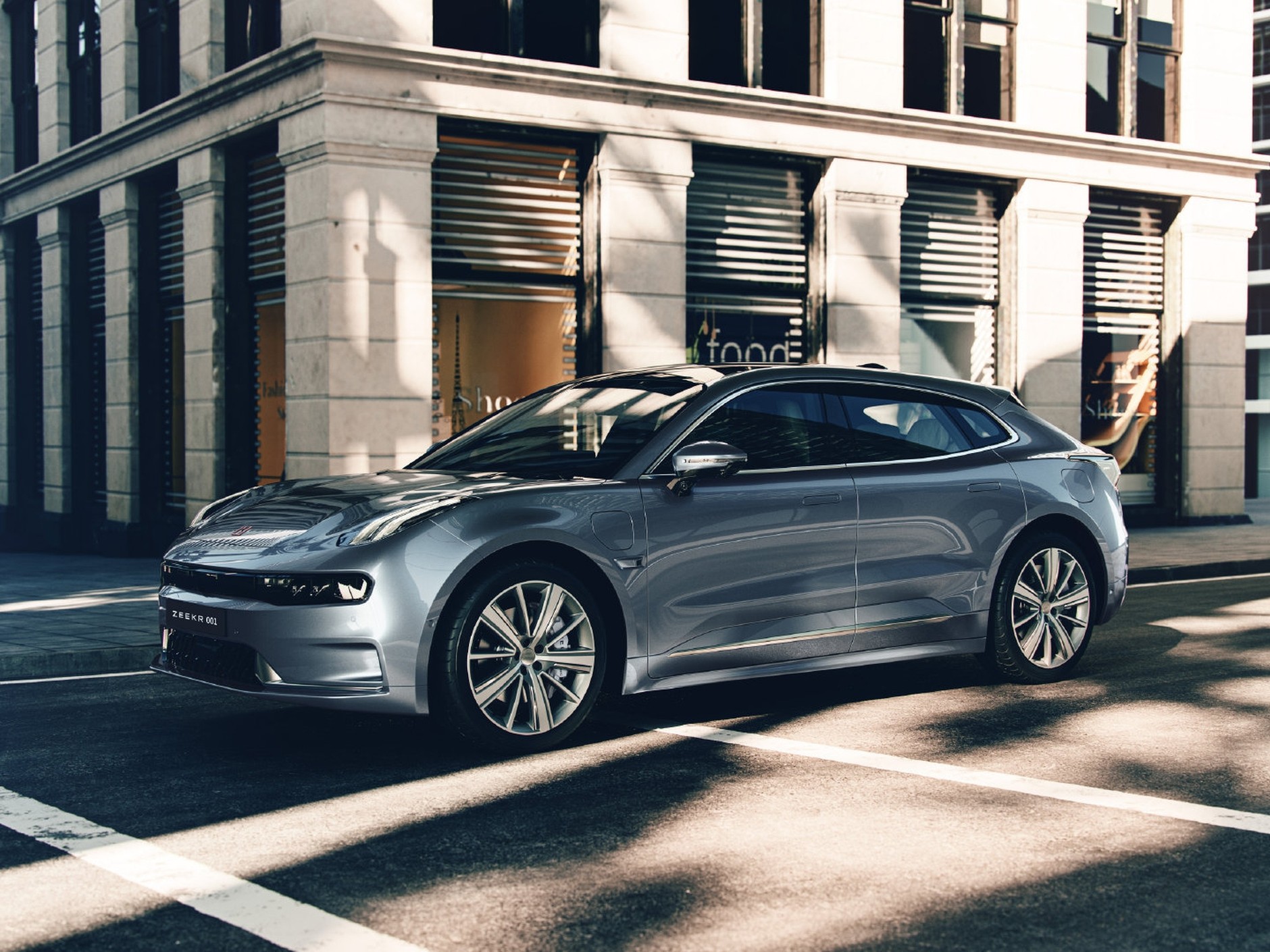 Tego auta w garażu byłego szefa Izery raczej nie znajdziemy: Zeekr 001 - elektryk z Chin, z którym Izera ma dzielić rozwiązania techniczne, o ile w ogóle trafi do produkcji.