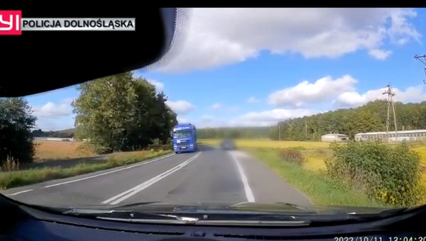 Szalona decyzja kierowcy Audi. Nagrywający nie miał skrupułów [WIDEO]